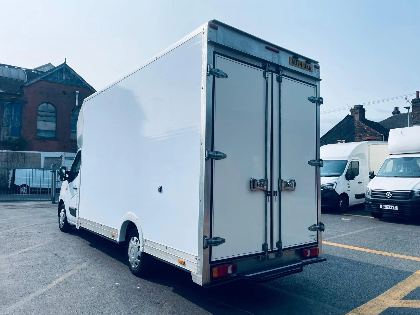 
								2024/74 Renault Master 2.3 145 l3 lwb Low loader Luton Van Euro 6 ULEZ COMPLIANT full									