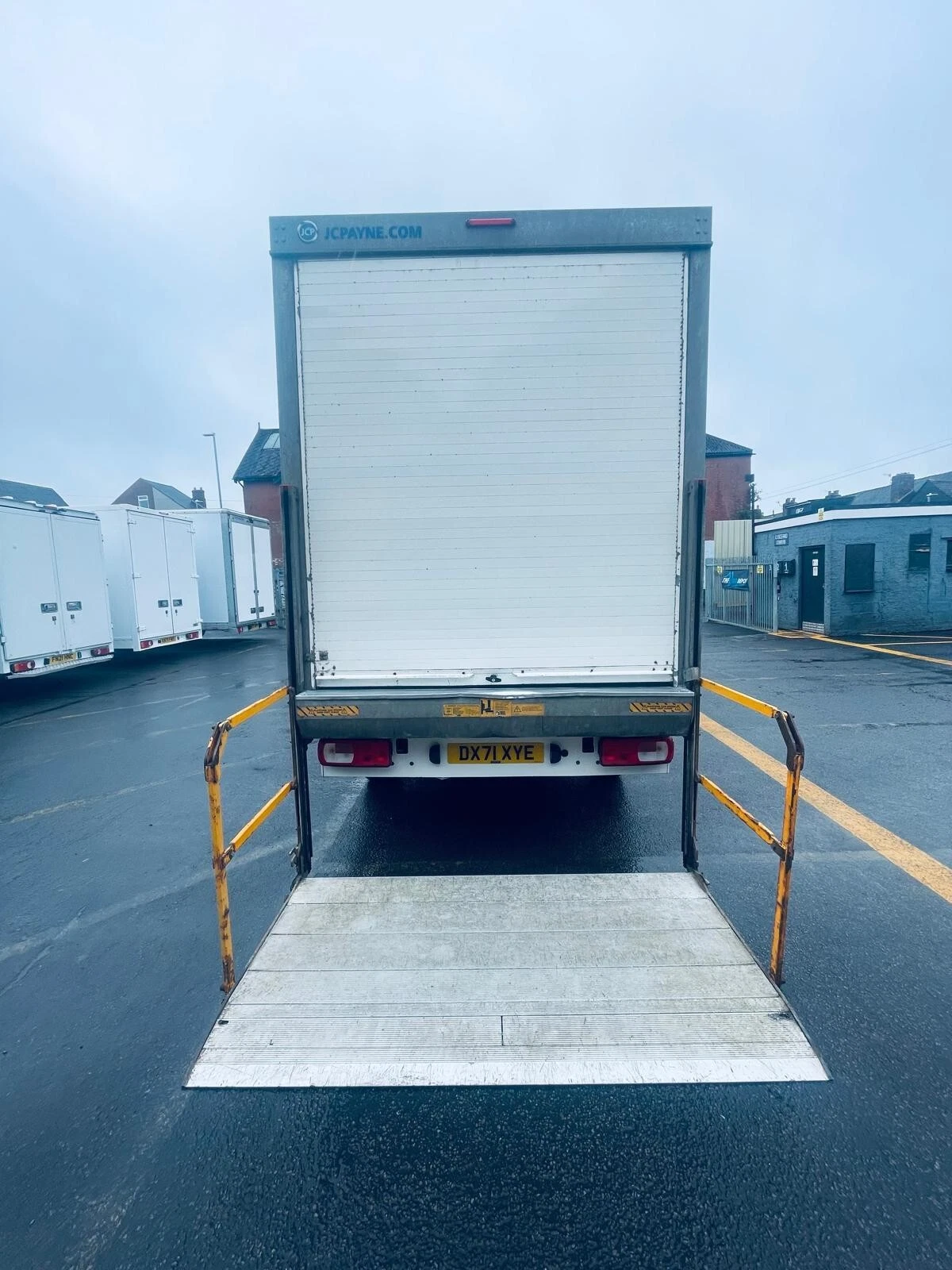 
								2021/71 volkswagen crafter 35 2.0tdi Luton tail lift Van Euro 6 ULEZ 74k full									