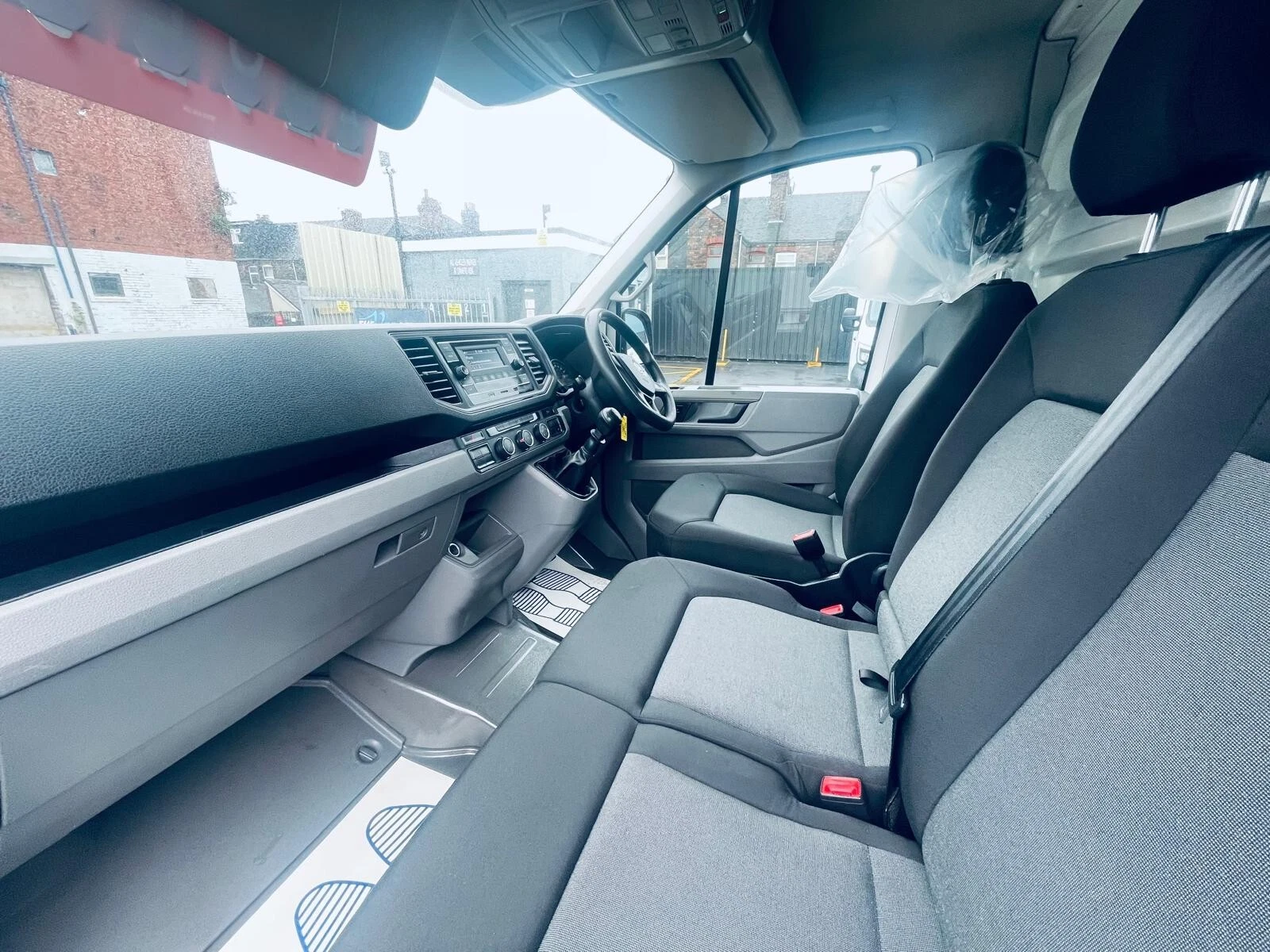 
								2021/71 volkswagen crafter 35 2.0tdi Luton tail lift Van Euro 6 ULEZ 74k full									