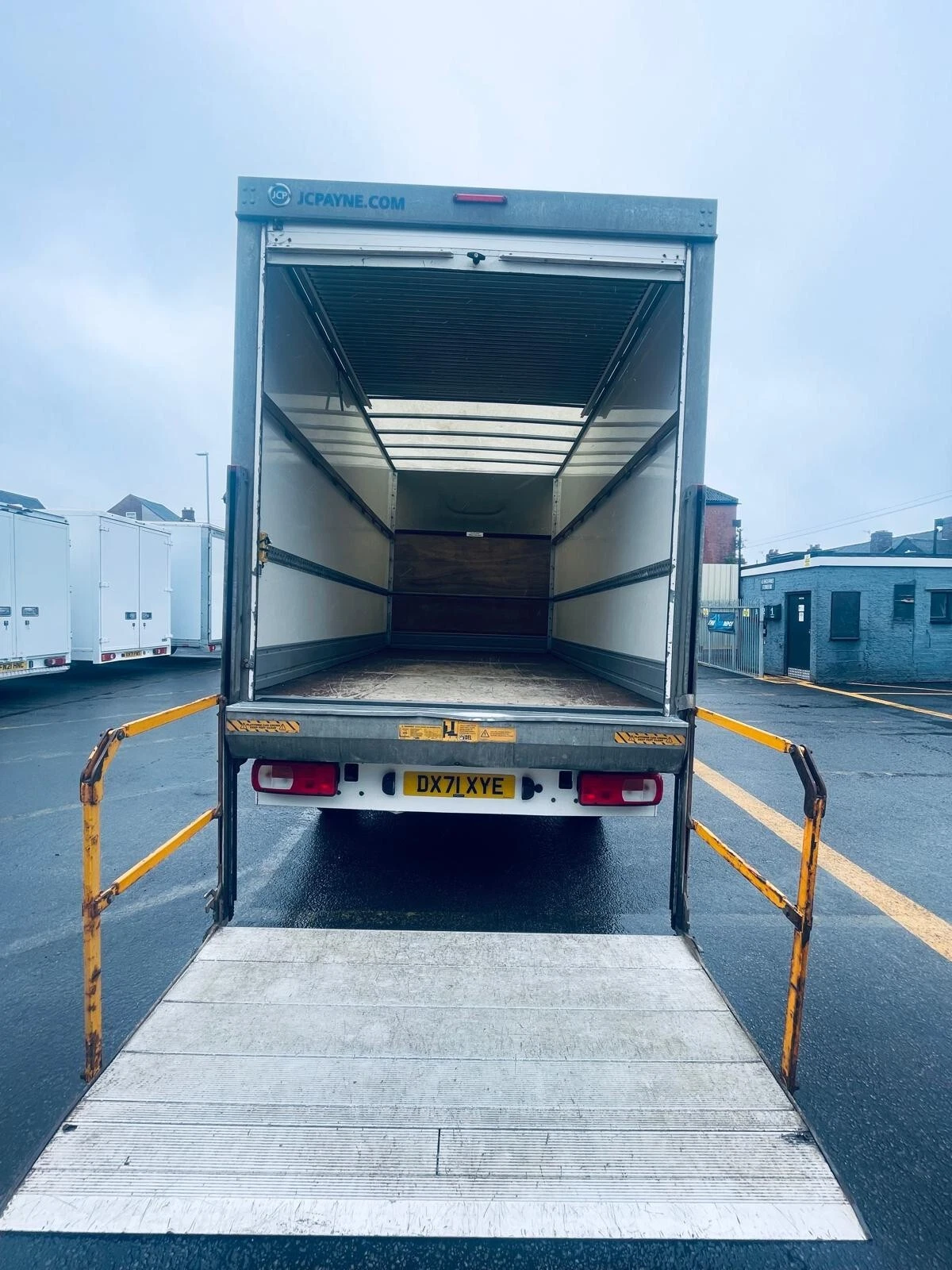 
								2021/71 volkswagen crafter 35 2.0tdi Luton tail lift Van Euro 6 ULEZ 74k full									