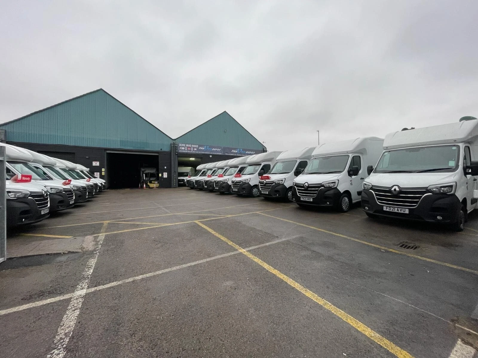 
								2021/71 Renault Master 2.3 145 l3 Low loader Luton Van Euro 6 ULEZ COMPLIANT full									
