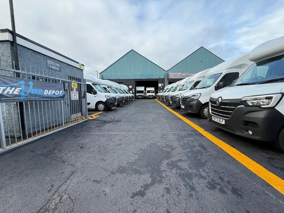 
								2021/71 Renault Master 2.3 145 l3 Low loader Luton Van Euro 6 ULEZ COMPLIANT full									
