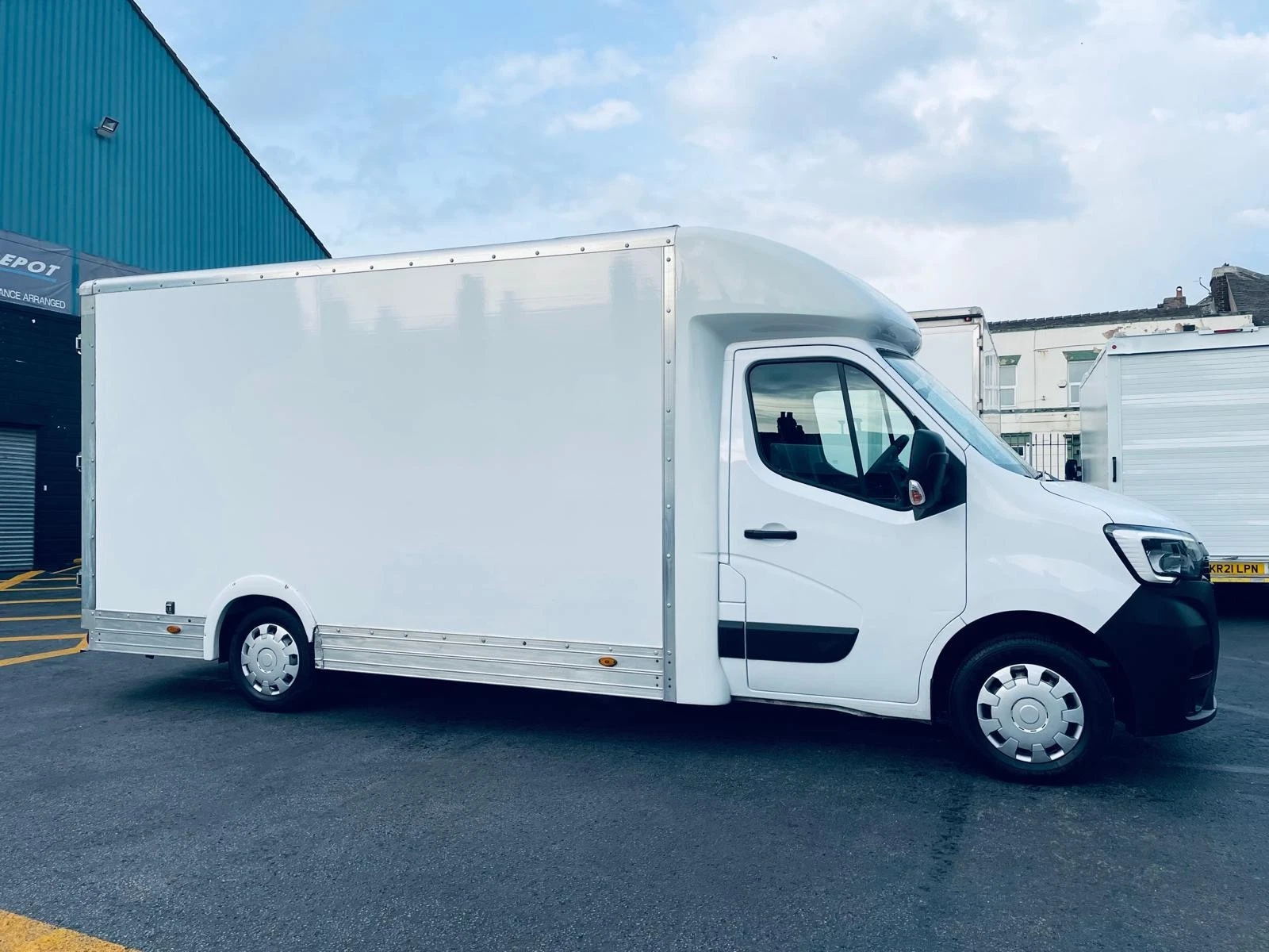 
								2021/21 Renault Master 2.3 145 l3 Low loader Luton Van Euro 6 ULEZ COMPLIANT full									