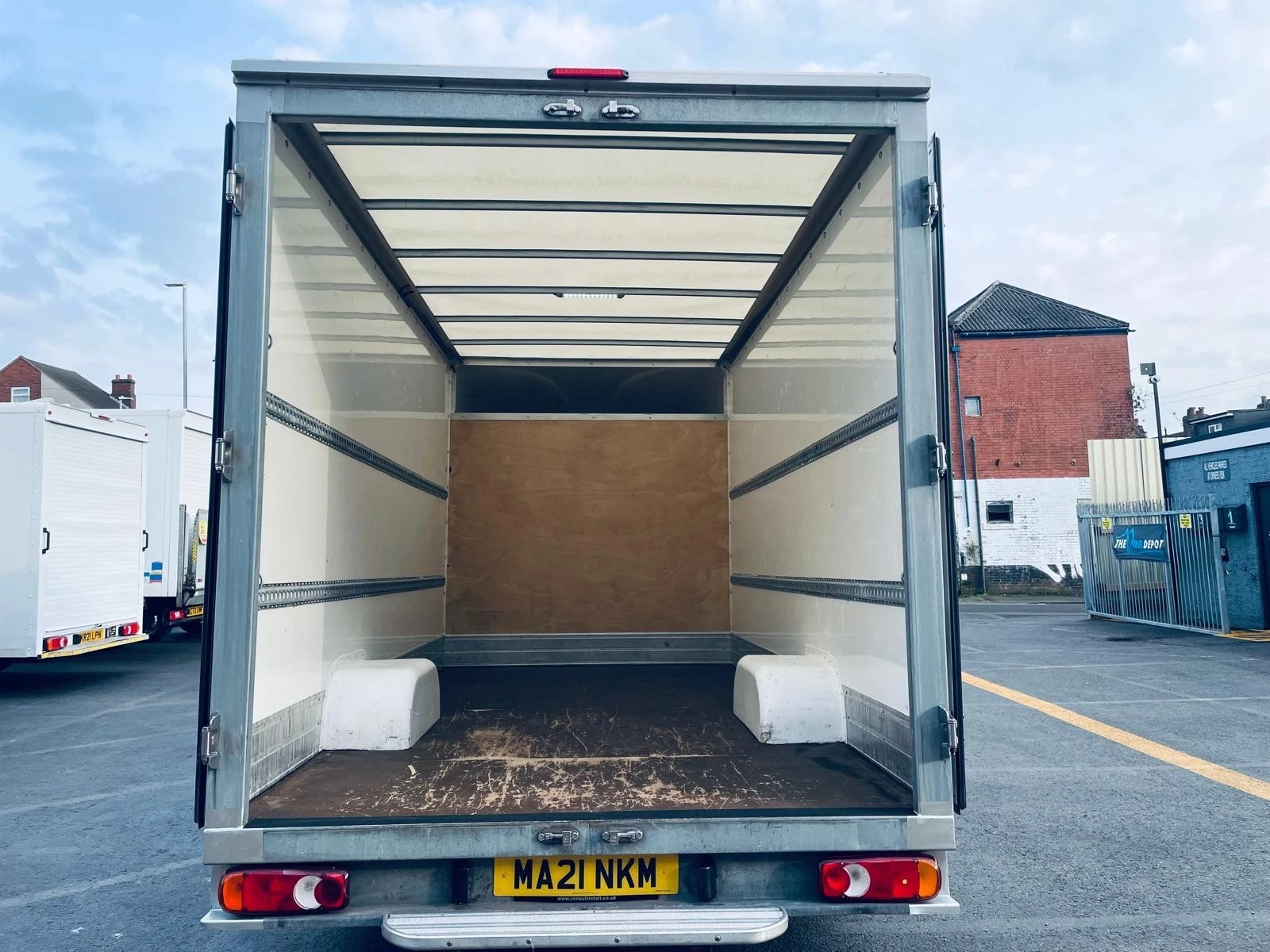 
								2021/21 Renault Master 2.3 145 l3 Low loader Luton Van Euro 6 ULEZ COMPLIANT full									