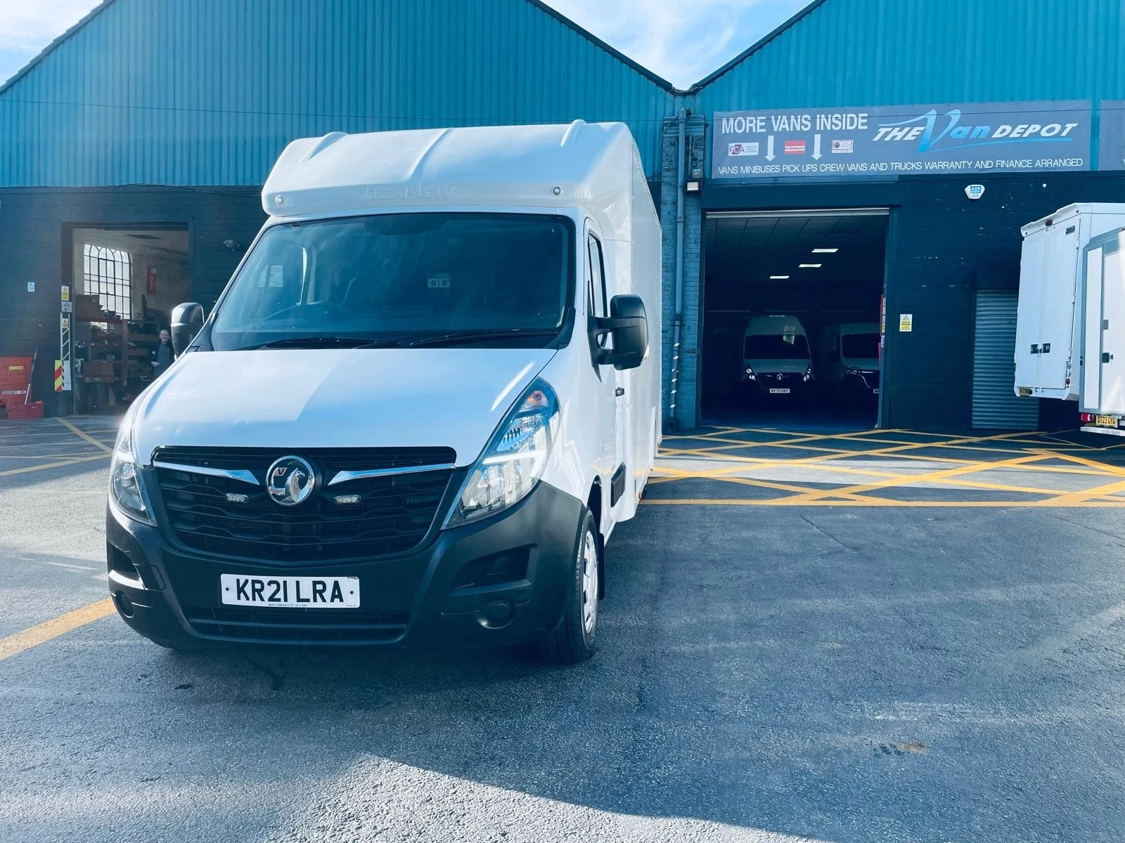 
								2021/21 vauxhall movano 2.3 135 4.3m maxi Low loader Luton Van Euro 6 full									