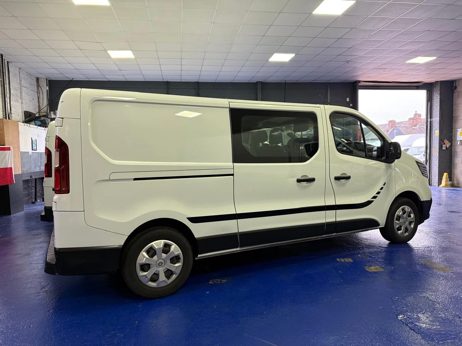 
								2023/23 renault trafic ll30 double cab turbo diesel euro 6 ulez 36044 miles 6 months warranty full service history hpi checked full									
