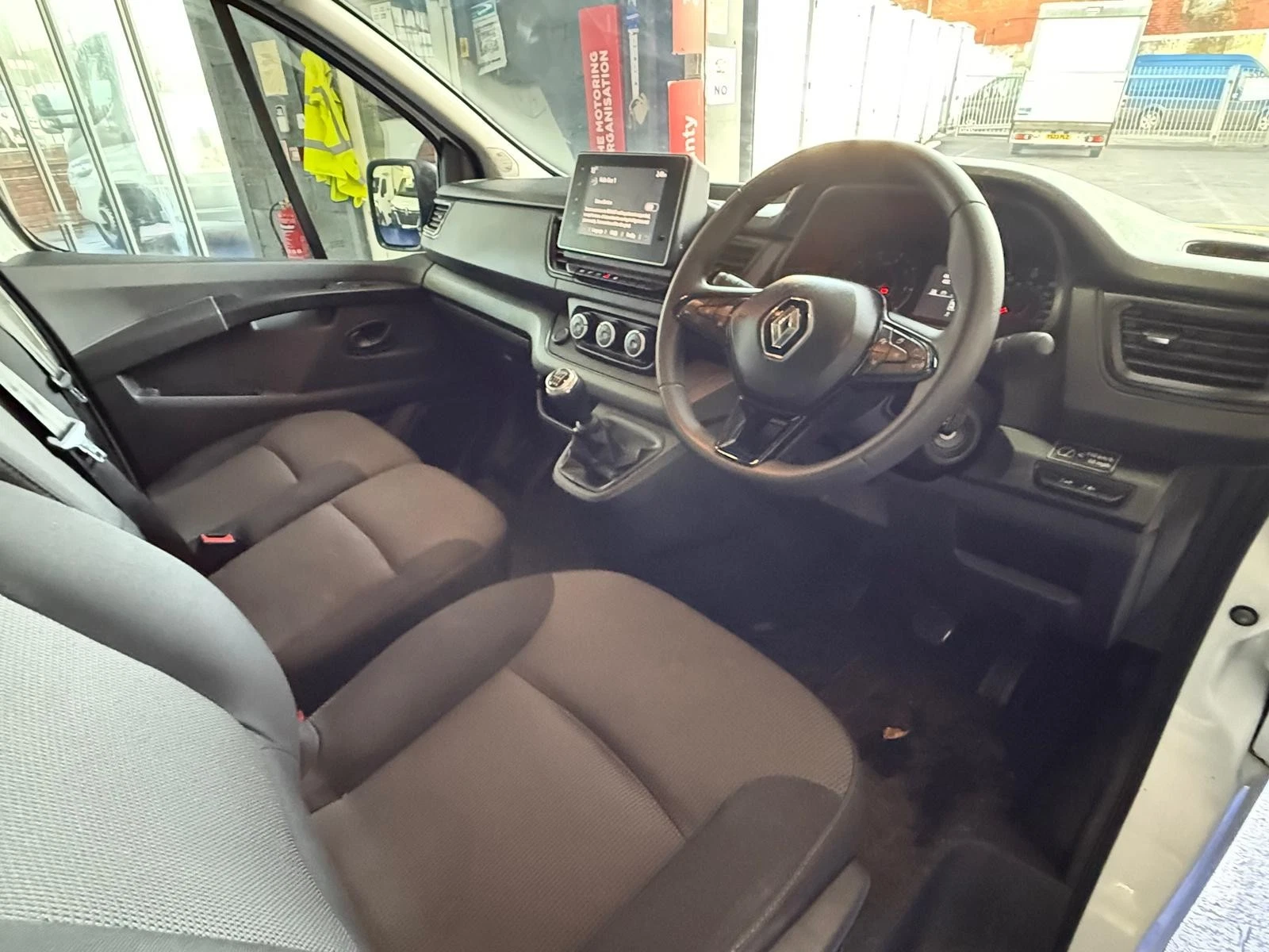 
								2023/23 renault trafic ll30 double cab turbo diesel euro 6 ulez 36044 miles 6 months warranty full service history hpi checked full									