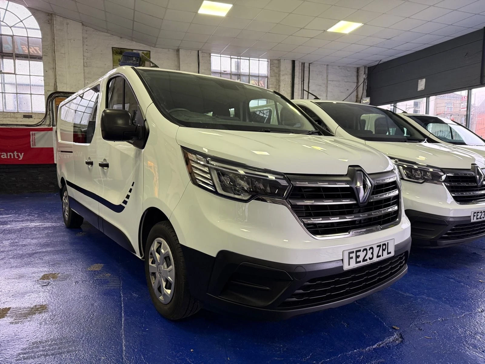 
								2023/23 renault trafic ll30 double cab turbo diesel euro 6 ulez 36044 miles 6 months warranty full service history hpi checked full									