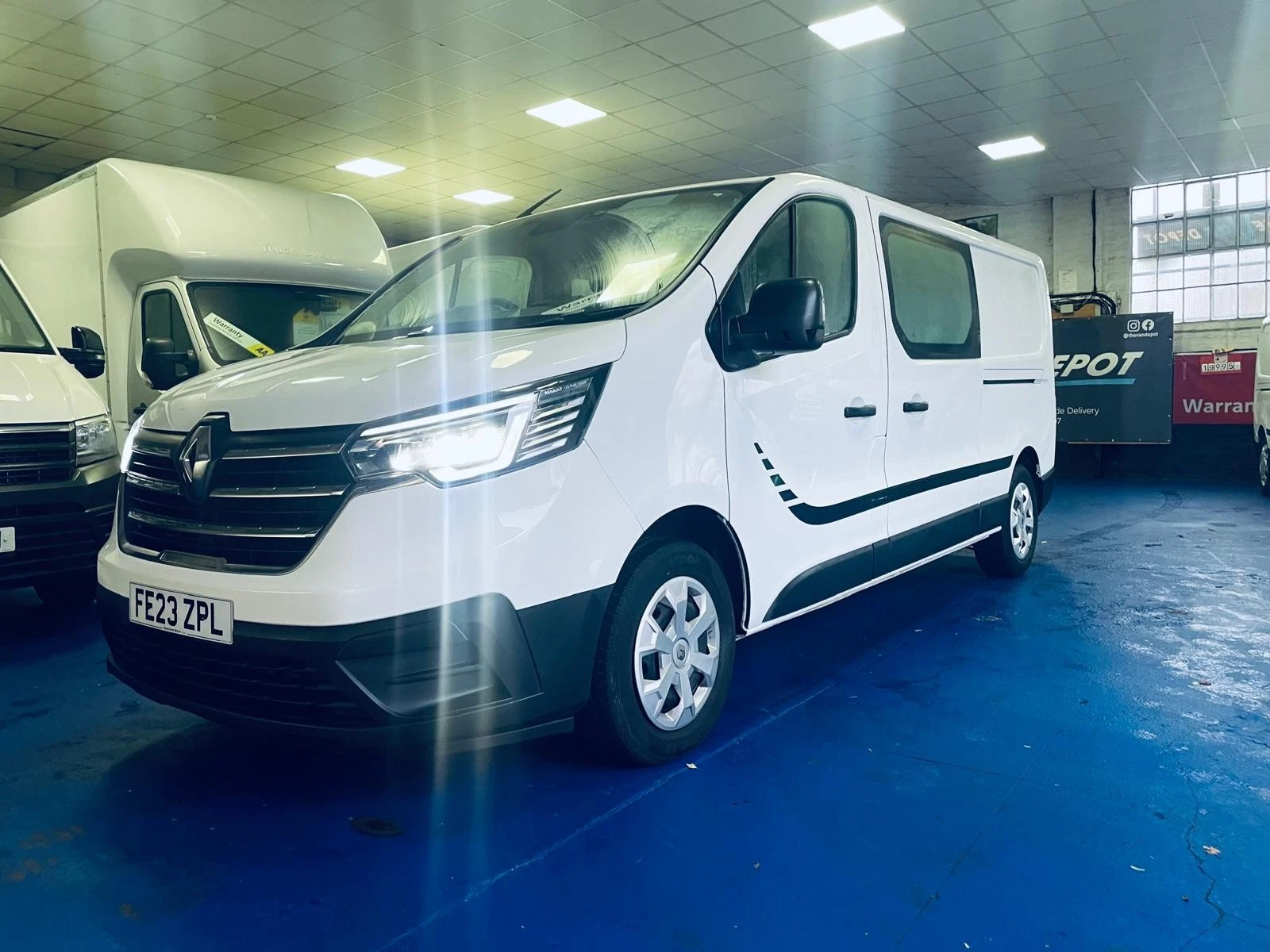 
								2023/23 renault trafic ll30 double cab turbo diesel euro 6 ulez 36044 miles 6 months warranty full service history hpi checked full									