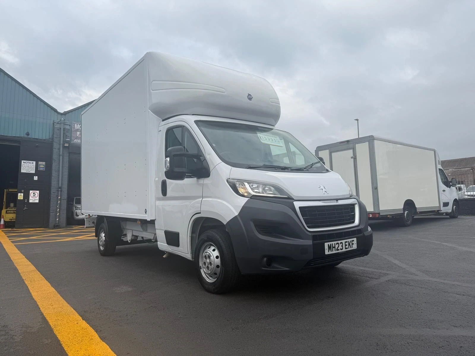 
								2023/23 Peugeot boxer 4.3m Luton Van Euro 6 52k fsh 6 months warranty finance arranged fsh full									