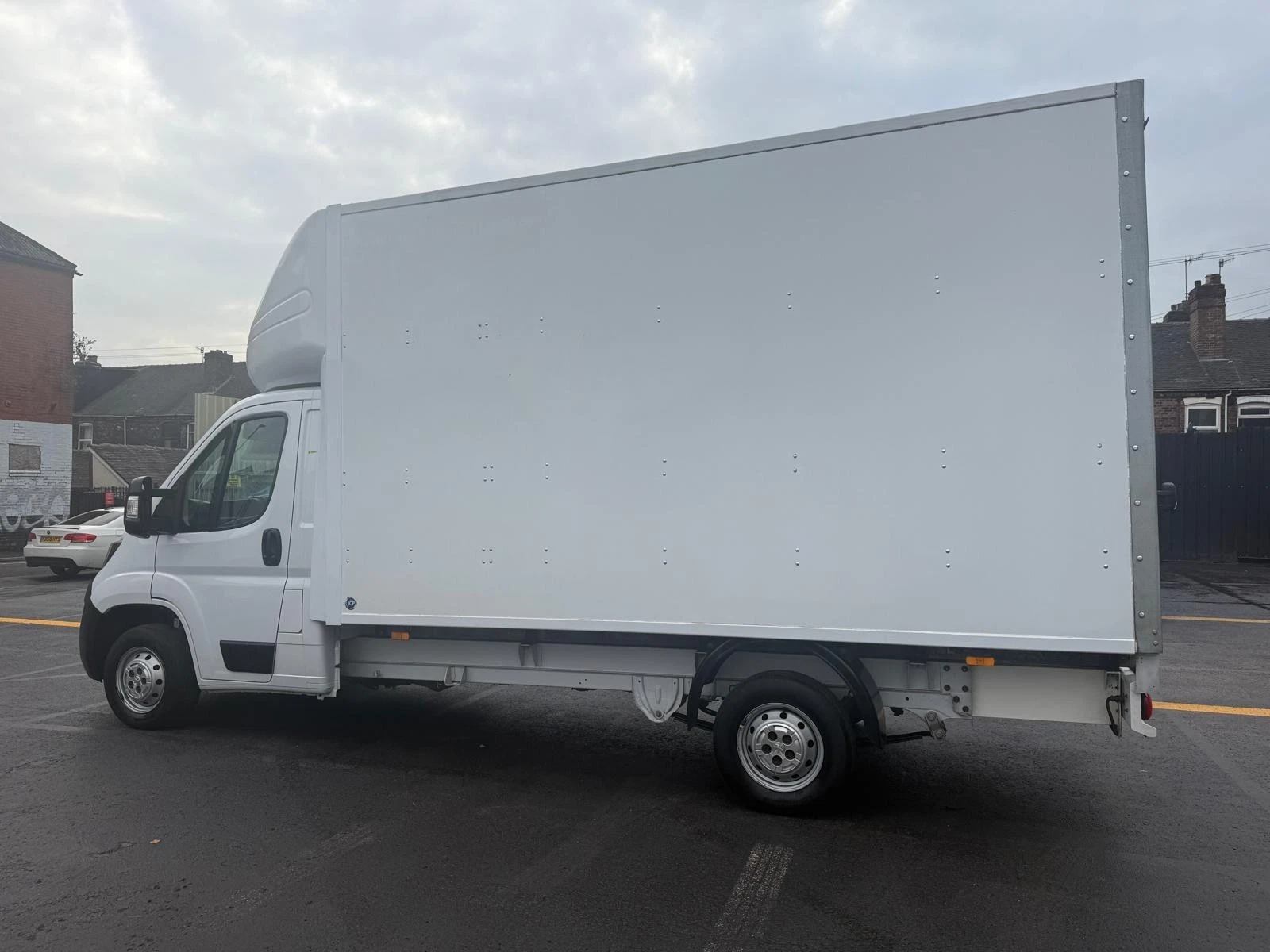 
								2023/23 Peugeot boxer 4.3m Luton Van Euro 6 52k fsh 6 months warranty finance arranged fsh full									